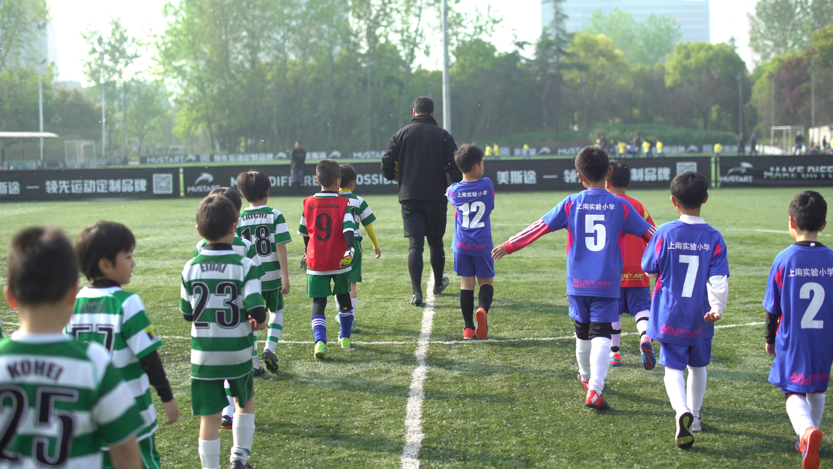 关于“青少年足球公益跑活动引领全民健身热潮”的信息 关于“青少年足球公益跑活动引领全民健身热潮”的信息