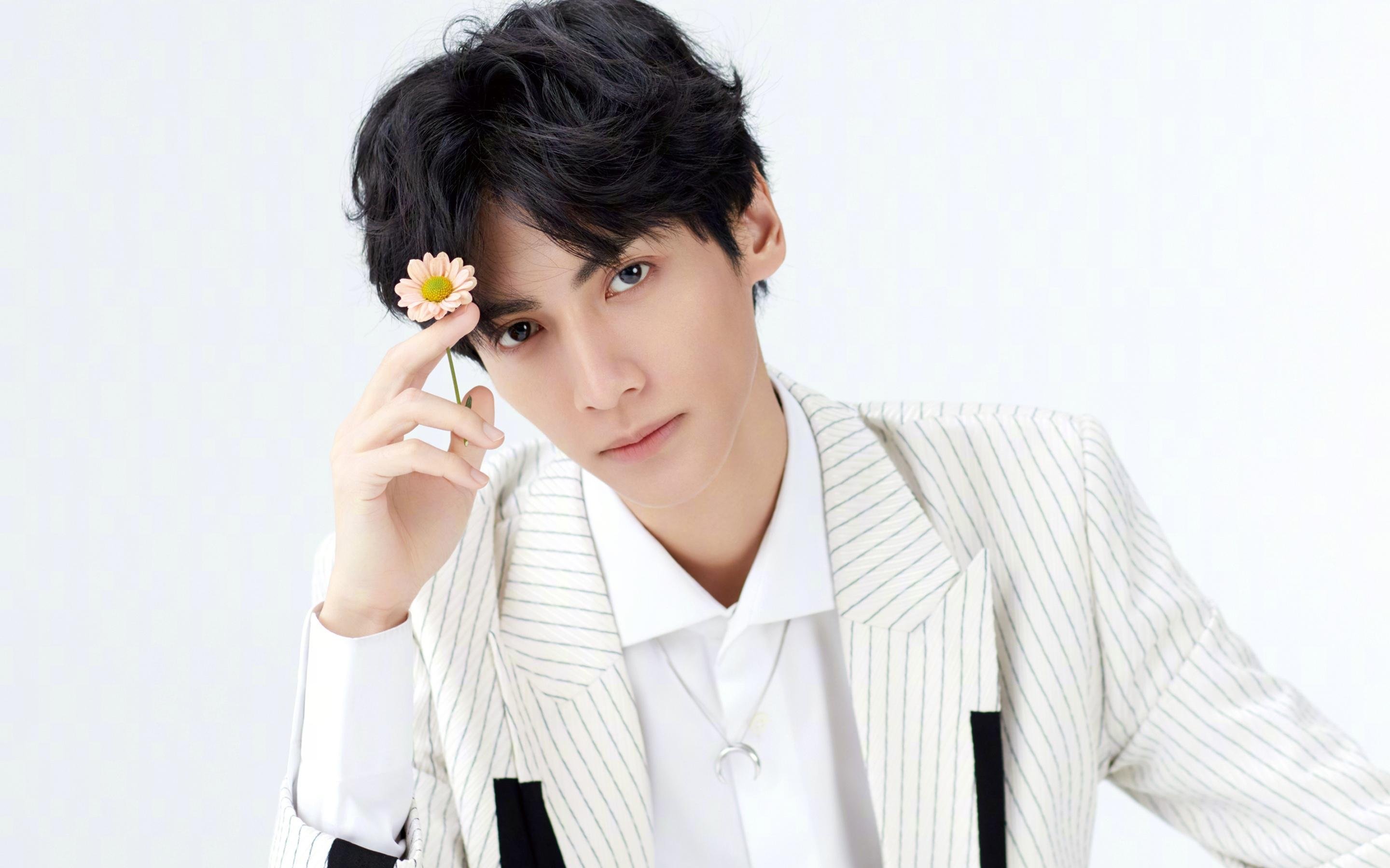 荷兰骑手 Merel Blom-Hulsman 在巴黎奥运会三项赛中获得第八名,展现坚韧精神。