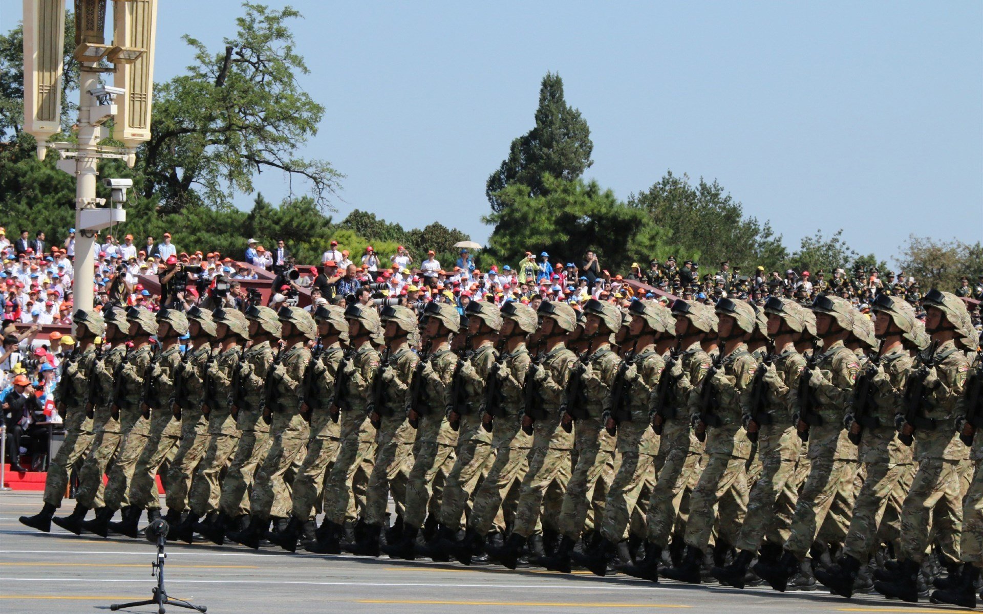 卡迪夫城边路突破频繁，蓝鸟军团全力进攻，卡迪夫蓝调风格是什么车