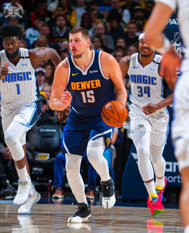 包含爱游戏体育：战术分析：掘金队如何利用约基奇的组织能力，提升进攻效率？的词条