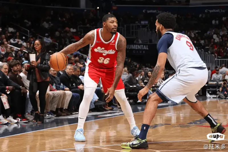 包含爱游戏体育：凯尔特人队防守训练：斯玛特指导年轻球员，提升防守技巧的词条