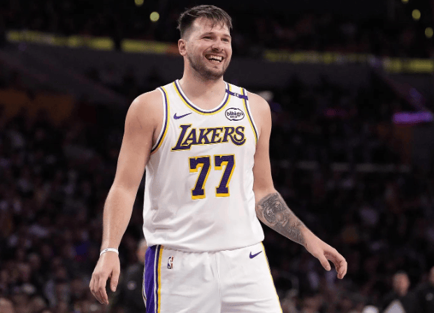 包含爱游戏体育：凯尔特人队防守策略：如何限制东契奇的投篮？的词条